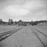 Trafikplats anlagd 1915. Tvåvånings stationshus i trä .Stationshuset kvar år 1995 som museum med bl a två uppställda EÖJ-vagnar.
EÖJ, Eksjö - Österbymo Järnväg