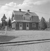 Hållplats anlagd 1915, stationshus i två våningar i trä