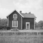 Hållplats anlagd 1905. Envånings stationshus i trä, byggt i vinkel