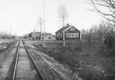 Hållplats anlagd 1922. Envånings stationshus i trä, moderniserat 1944.