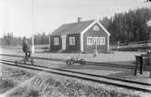 Hållplats anlagd 1922. Envånings stationshus i trä, moderniserad 1944