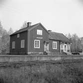 Hållplats anlagd 1922. Envånings stationshus i trä