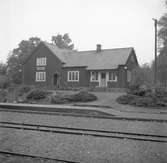 Namnet var före 9/5 1948 ÄLGHULTSBY. Station anlagd 1922. En- och halvvånings stationshus i trä, byggt i vinkel