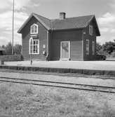 Hållplats anlagd 1905. Envånings stationshus i trä, byggt i vinkel