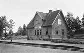 Station anlagd 1912 och blev hållplats när SJ övertog banan. En- och enhalvvånings stationshus i trä