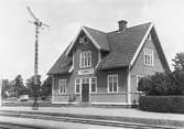 Trafikplats anlagd 1916. En- och enhalvvånings stationshus i trä