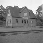 Station anlagd 1912 och blev hållplats när SJ övertog banan. En- och enhalvvånings stationshus i trä