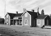 Kalmar Västra station.
Envånings stationshus i trä, med två gavlar mot banan