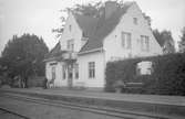 Station anlagd 1899. Stationshuset nybyggdes efter en eldsvåda 1913. Putsat stationshus i en och en halv våning. Moderniserat 1942-43.