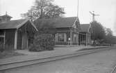 Trafikplats anlagd 1899. Envånings stationshus i trä, med två gavlar mot banan. Expedition och väntsal moderniserade 1944