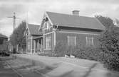Trafikplats anlagd 1899. Envånings stationshus i trä med två gavlar mot banan
