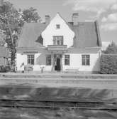 Station anlagd 1899. Stationshuset nybyggdes efter en eldsvåda 1913. Putsat stationshus i en och en halv våning. Moderniserat 1942-43.