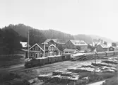 Station öppnad 23.12.1896. En- och en halvvånings stationshus i trä. Lokstall och vändskiva flyttad hit 1896 från Fridhemsberg. Fram till 1909 fanns poststationen i stationen. 1926 byggdes stationshuset om med bl a två nya övernattningsrum för lokpersonal. Stationen nedlagd 30.4.1961. Lokstallet borta och stationshuset ombyggt till kiosk 1988