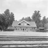 Stationen anlades 1895. Stationshuset , en och en halv våning i trä, restaurerades fullständigt 1949. Pressbyråkiosk