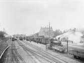 Lok 8 med tåg
Stationen anlades 1873-74 av LSSJ. Det ursprungliga stationshuset ersattes 1899, i samband med VGJ anslutning, med en ny byggnad, två våningar och putsad. Denna byggnad utökades 1919, samt undergick 1942 omändring och modernisering. 
LSSJ ,Lidköping - Skara - Stenstorps Järnväg