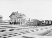 Västergötland - Göteborgs Järnväg, VGJ lok  7 och Lidköping - Håkantorps Järnväg, HLJ lok 3.
Station anlagd 1898-99. Stationshus i en och en halv våning i trä. Expeditionslokaler och bostadslägenhet renoverades 1944. Bangården har utökats i flera etapper.