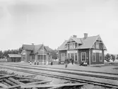 Trafikplats anlagd 1900. Stationshuset brann 1914 och stationen flyttades i samband därmed till dåvarande järnvägsrestaurangens lokaler. I nuvarande skick har stationen varit sedan 1922. En och en halv våning i trä. 1938 omändrades 2 kl väntsal till bostadslägenhet