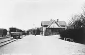 Trafikplats anlagd 1900. Stationshuset brann 1914 och stationen flyttades i samband därmed till dåvarande järnvägsrestaurangens lokaler. I nuvarande skick har stationen varit sedan 1922. En och en halv våning i trä. 1938 omändrades 2 kl väntsal till bostadslägenhet