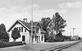 Station anlagd 1910. En och en halvvånings putsat stationshus. 1941 - 42 tillbyggdes två flyglar