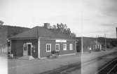 Trafikplats anlagd 1932. Mekanisk växelförregling. Stationshus i trä i en våning