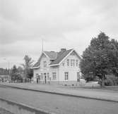 Trafikplats anlagd 1910. En och en halv vånings putsat stationshus.