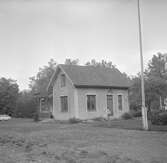 Hållplats anlagd 1917. Envånings reverterat stationshus i vinkel