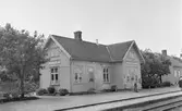 Trafikplats anlagd 1900. Stationshuset, envånings i trä, ombyggdes fullständigt 1946 och samtidigt uppfördes bostadshuset