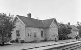 Trafikplats anlagd 1900. Stationshuset, envånings i trä, ombyggdes fullständigt 1946 och samtidigt uppfördes bostadshuset