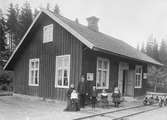Espås hållplats anlagd som station 1874 men nedgraderad till hållplats efter bara några år. Envånings stationshus i trä. Banvakt Andersson med familj.