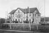 Stationen anlades 1873-74 av LSSJ. Det ursprungliga stationshuset ersattes 1899, i samband med VGJ anslutning, med en ny byggnad, två våningar och putsad. Denna byggnad utökades 1919, samt undergick 1942 omändring och modernisering.
LSSJ ,Lidköping - Skara - Stenstorps Järnväg