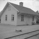 Hållplats anlagd 1874. Envånings stationshus i trä