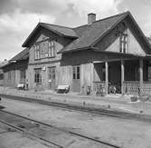 Stationen anlades 1875. En- och en halv vånings stationshus i trä. Ofullständig växelförregling