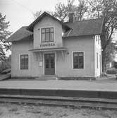 Stationen anlades 1874. Stationshuset, nu tvåvånings putsat, påbyggdes en våning 1920 och expeditionslokalen moderniserades 1940