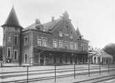 Stationen anlades 1873-74 av LSSJ. Det ursprungliga stationshuset ersattes 1899, i samband med VGJ anslutning, med en ny byggnad, två våningar och putsad. Denna byggnad utökades 1919, samt undergick 1942 omändring och modernisering.
LSSJ ,Lidköping - Skara - Stenstorps Järnväg