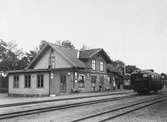 VGJ motorvagn 1
Stationen anlades 1875. En- och en halv vånings stationshus i trä. Ofullständig växelförregling.
Västergötland - Göteborgs Järnväg