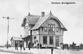 Trafikplats anlagd 1902-03. Byggnaden utökades med en tillbyggnad 1914-15 och renoverades 1944. Tvåvånings träbyggnad med två gavlar mot banan .
SAJ, Skövde - Axvalls Järnväg