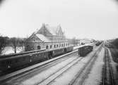 Umeå station.
Klockan är 13.43 och persontåg 2774 har ankommit från Holmsund och om 9 minuter skall det avgå mot Vännäs. Vagnarna håller på att växlas samman och längst bort på spår två håller J-loket på att växla fram resgodsvagnen F1 som skall kopplas framför resten av tåget som står vid plattformen. Vagnarna är SJ C3e 2536, SJ C3d 2178 och SJ BC04 1737.