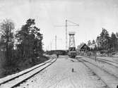 Skoghalls sågverks ellok 7. Nordmark-Klarälvens Järnväg, NKlIJ persontåg i bakgrunden.