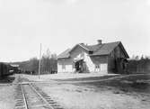 Trafikplatsen togs i bruk 1876. Mannen i den vita rocken på stationshusets trappa är stationsföreståndaren A J Svedlund.