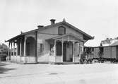 Uppsala Östra.
(Från SO). I bakgrunden tåg med SRJ lok 5 eller 6 samt ångfinka ULJ litt. Få 158 eller 159 (som 1908 blev SRJ Få 448 - 449, sedermera F 225 - 227.