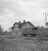 Före detta tjänstevagn från Statens Järnvägar, SJ B3C 453, avställd och använd som provisorisk post och järnvägsstation i Vena.