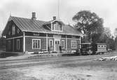 Sävsnäs Järnväg, SVJ motorvagn 1 med släp vid Gravendal station. Ombyggd från bil 1922 av fabrikat Oakland.