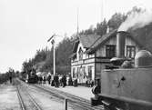 Jönköping-Gripenbergs Järnväg, JGJ lok 5 och JGJ lok 6 möts vid Brötjemarks Järnvägsstation.