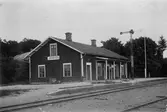 Jämshög station. Hållplats anlagd 1886. Station utmed den så kallade Holjebanan, från Holje till Sandbäck. Semaforen på plattformen har så kallade gallerverksvingar.