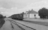 Hörviken station anlagd 1922. Slutstation på Listerbanan. Hitåt i bild är i riktning mot Sölvesborg. Loket är Blekinge Kustbanor, BKB lok 19 ursprungligen Mellersta Blekinge Järnväg, MBlJ lok 19. Tillverkningsår 1901.