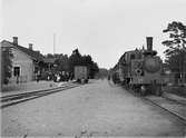 Johannishus station anlagd 1896. Envånings stationshus i tegel.
Ångloket på bilden tillverkades 1901 och fick litterat Västra Blekinge Järnväg, WBlJ lok 20 