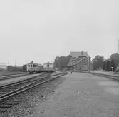 Sölvesborg station. På spåren står bland annat två SJ Y motorvagnståg.