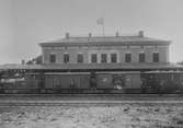 Trafikchef Erik Axel von Otters likfärd vid stationen i Karlshamn. Han föddes 1865, och dog 1896. Loket som drar tåget är Mellersta Blekinge Järnväg, MBlJ lok 25 