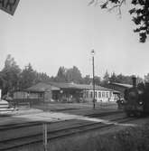 Svängsta station anlagd 1874. Bilden visar det nya stationshuset från 1955 som är ihopbyggt med magasinet. SJ S2t 4024