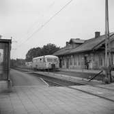 Vislanda station. Envåningsstationshus i trä av Gnestatypen, byggt 1863-64. Järnvägen elektrifierades 1933. På spåret väntar en Hilding Carlsson motorvagn.